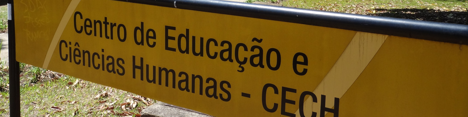 Placa de localização do prédio do CECH